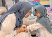 Perjuangan Ria Ricis Gendong Moana saat Umrah Curi Perhatian, Netizen Jadi Ikut Tersentuh