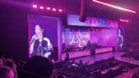 Gemes! Taeyeon Kepo Maksimal Lihat Gambar di Ponsel Penggemar!