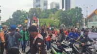 Massa Aksi Demo Ojol Mulai Berdatangan di Patung Kuda, Dimulai Aksi Dorong Motor