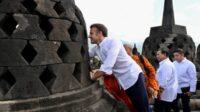 Momen Macron di Atas Candi Borobudur, Coba Sentuh Patung Budha dalam Stupa