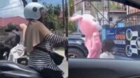 Miris! Orangtua Kembali Jadikan Anaknya Alat Mengemis, Berdiri di Pinggir Jalan dengan Kostum Badut