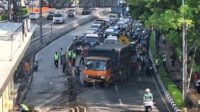 Penampakan Truk Tabrak Separator Busway Bikin Macet Jalan Gatot Subroto