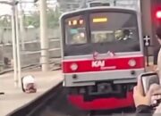 Detik-detik Penumpang Lompat ke Rel Saat KRL Melaju di Stasiun Tanah Abang, Sempat Bersujud