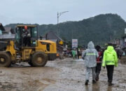 Kementerian PU Terjunkan Alat Berat Pulihkan Jalan Nasional Terdampak Banjir Bandang di Solok
