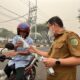 Dampak Kabut Asap, Warga Palangka Raya Dapat Masker dan Susu